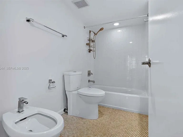 520 Brickell Key Dr #A604