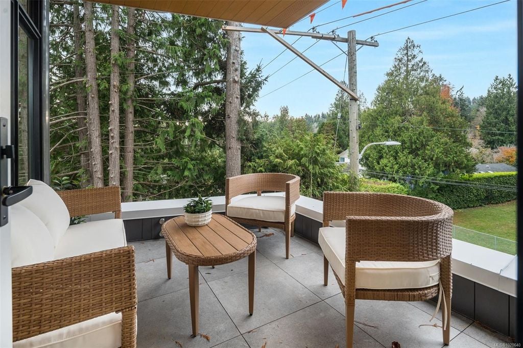 5229 Cordova Bay, #303