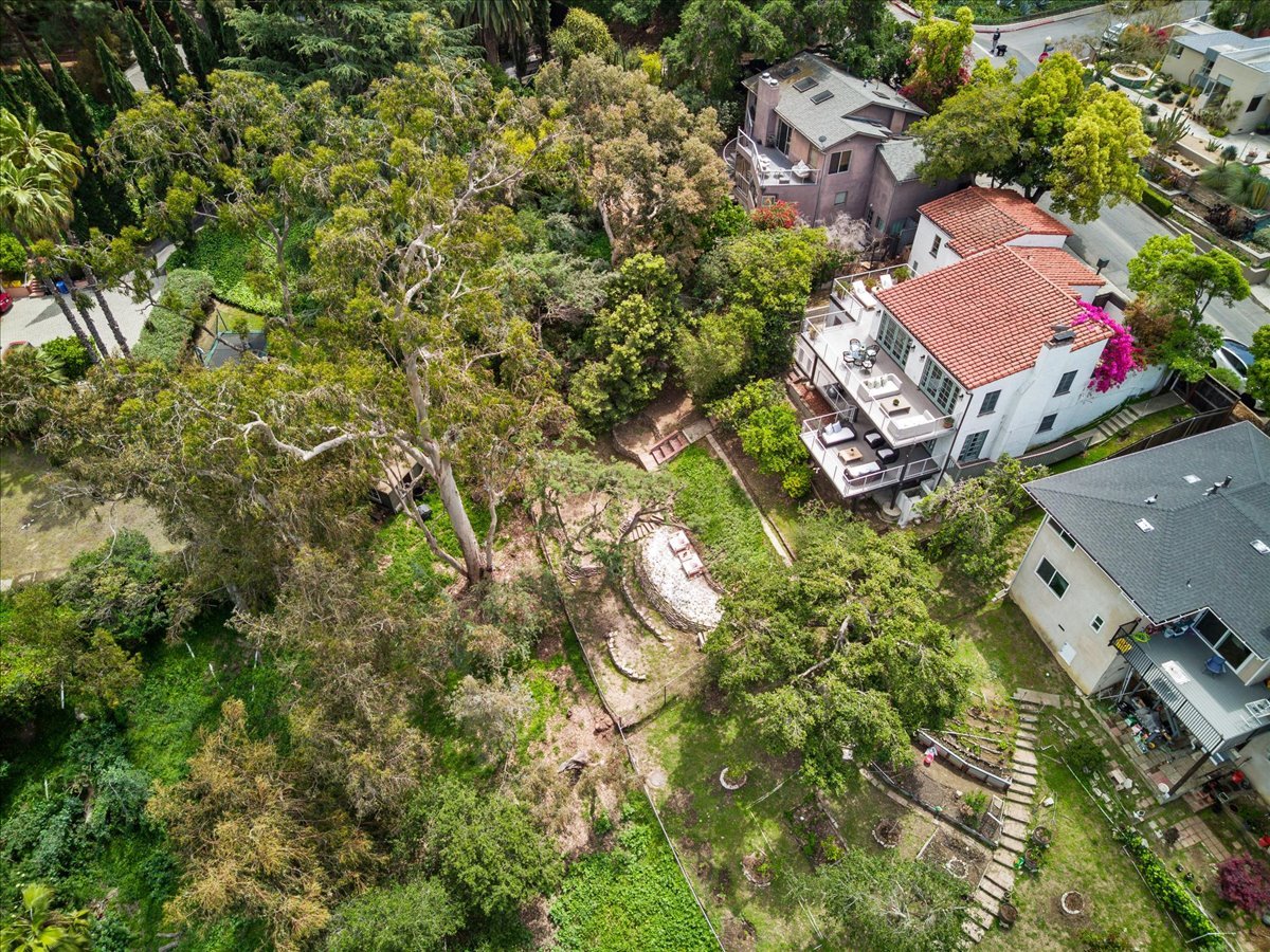 Lake Hollywood 4 + 2 Spanish Home with Views 