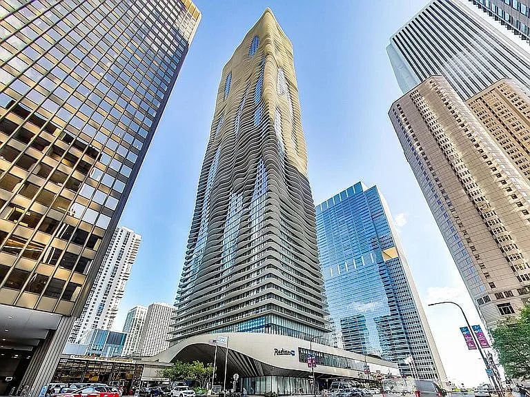 225 N Columbus Dr UNIT 5304