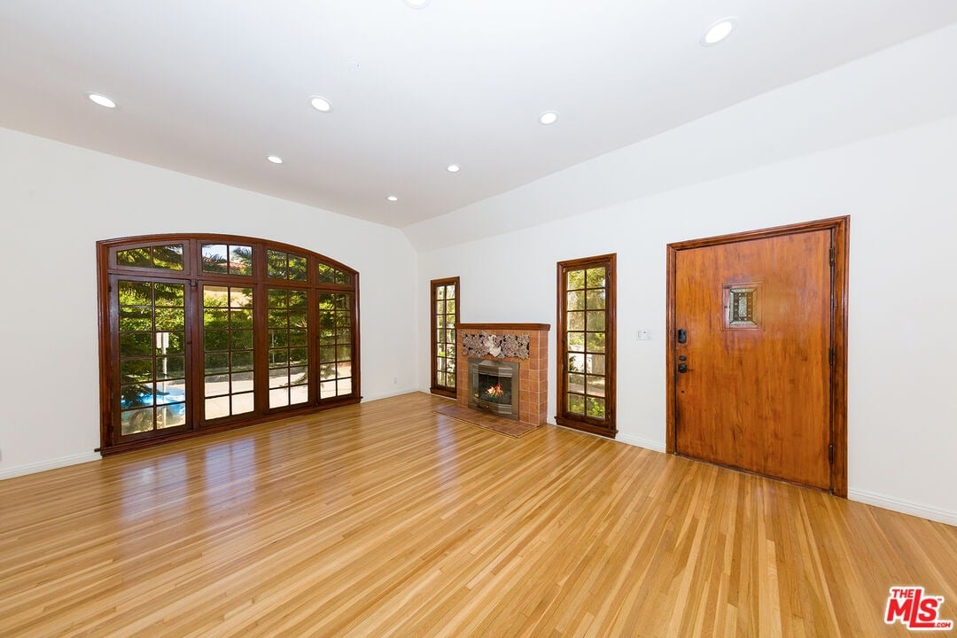 1105 S La Peer Dr