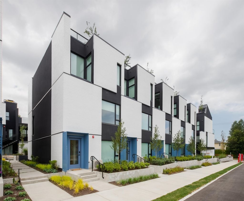 90 W King Edward Ave, #216