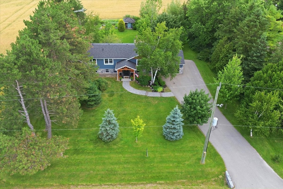 Country setting 10 minutes from the city!