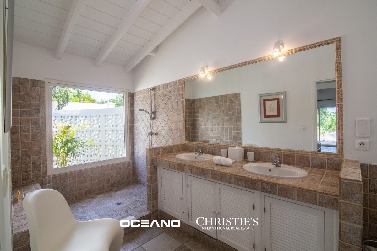 VILLA NO LIMITS AND VILLA CALLISTO