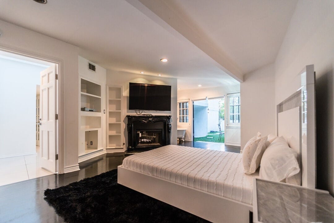 Evercrest Pavilion, Mulholland Dr, 90046