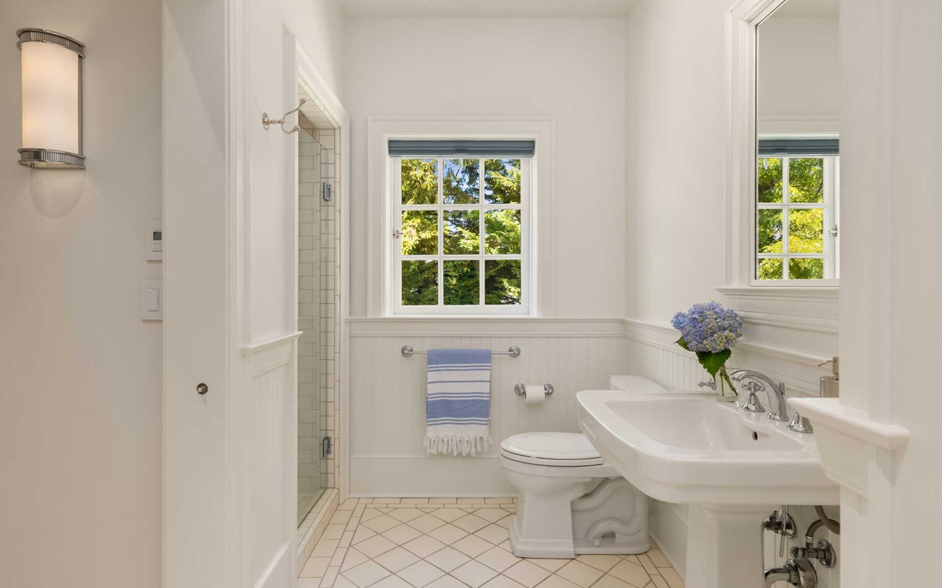 Sunny Hamptons Style in the Heart Of Medina