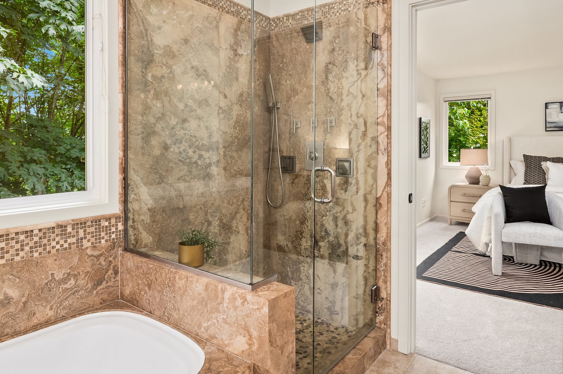 Quiet Elegance in Kirkland: Ideal Location & Natural Beauty