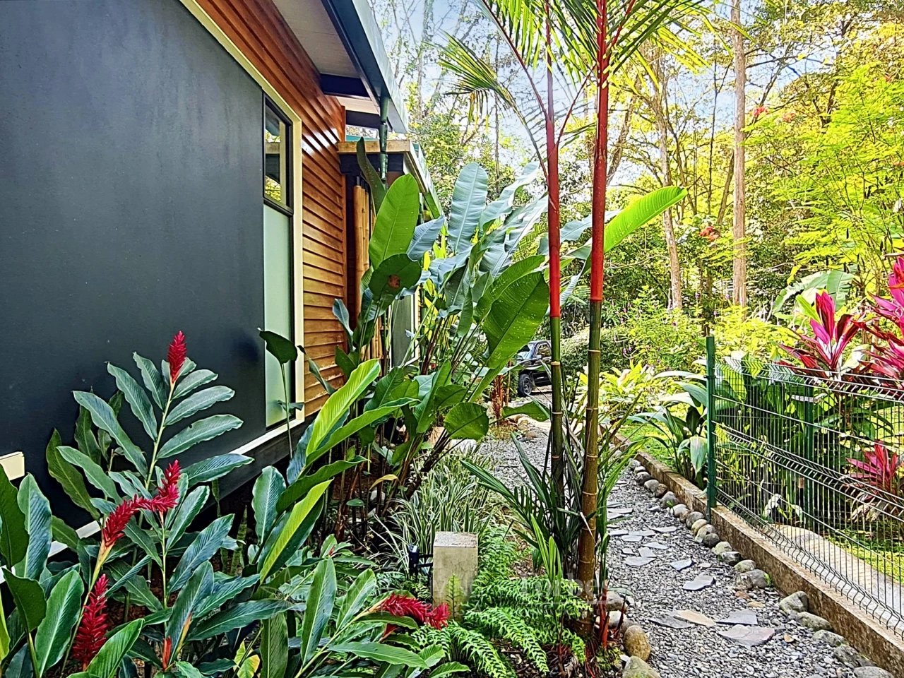 20391 - Property near the beach with hotel or private home potential