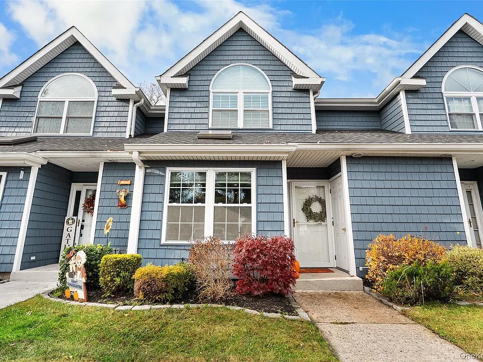 8 Sunridge Lane, Islip, NY 11751