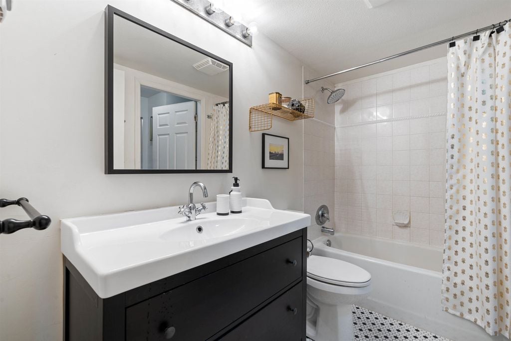 2388 Triumph St, #109