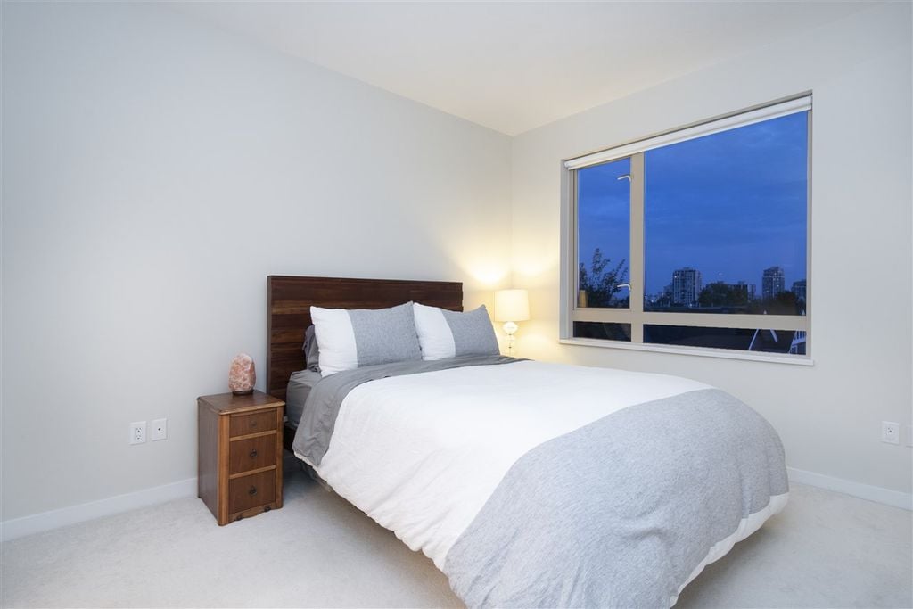 119 W 22nd St, #406