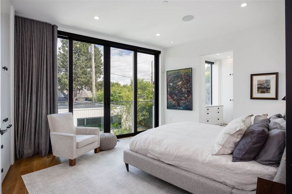 4385 Locarno Cres
