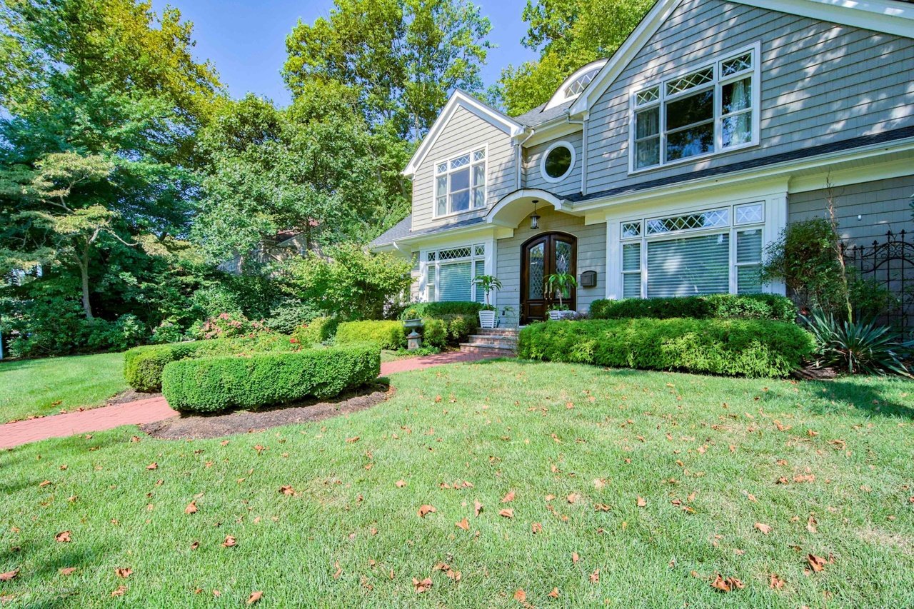 30 Spruce Dr