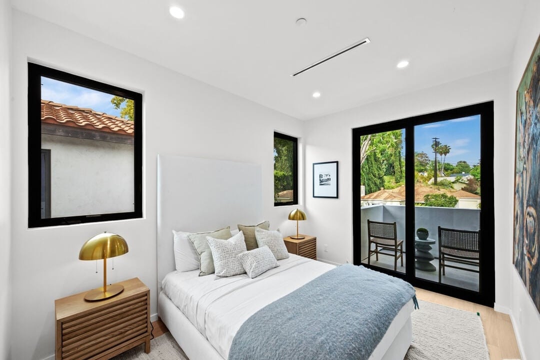 Castle Heights Pl, 90034