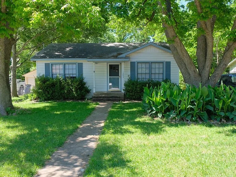 1205 W Saint Johns Ave