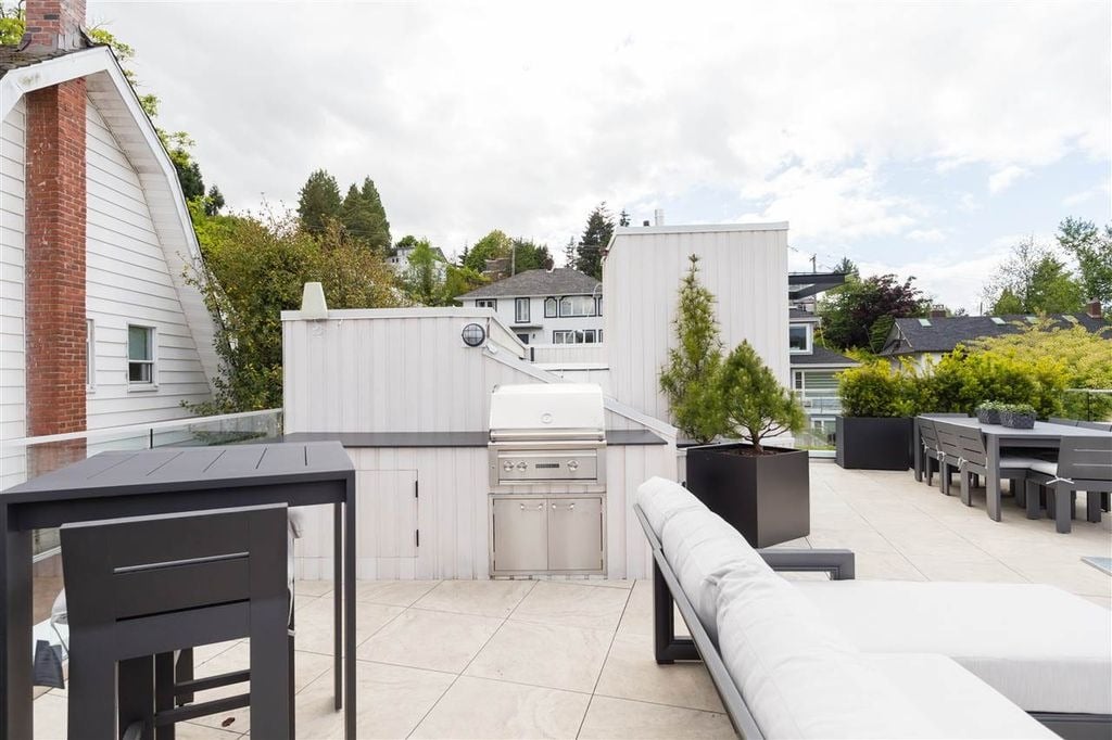 4385 Locarno Cres