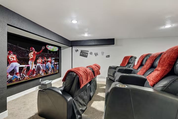 Huge Golf Course Home-Free Heated Pool/Theatre/Gym