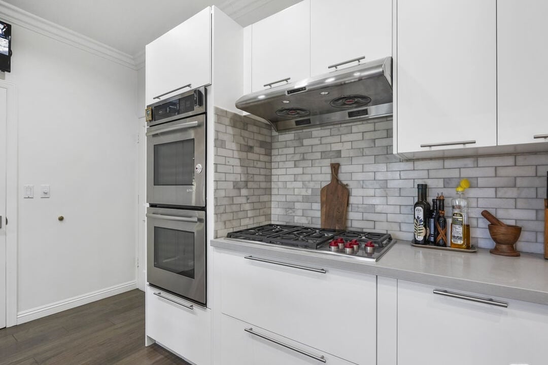 Solaris Manor, N Knoll Dr, 90068