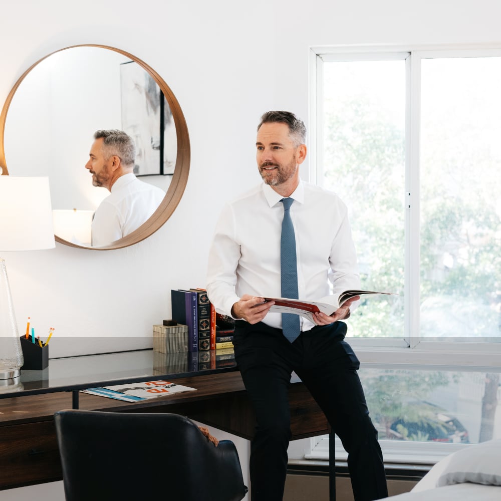 Photo of Oliver Burgelman in a San Francisco home listing