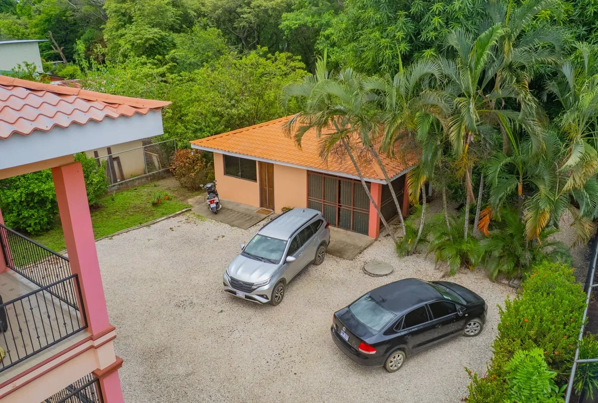 Spacious Living Near Town and Beach