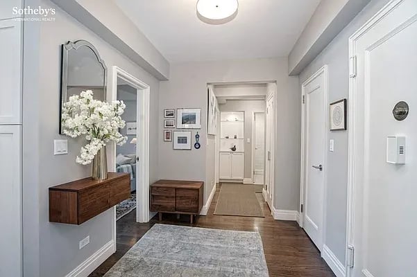 11 Riverside Dr