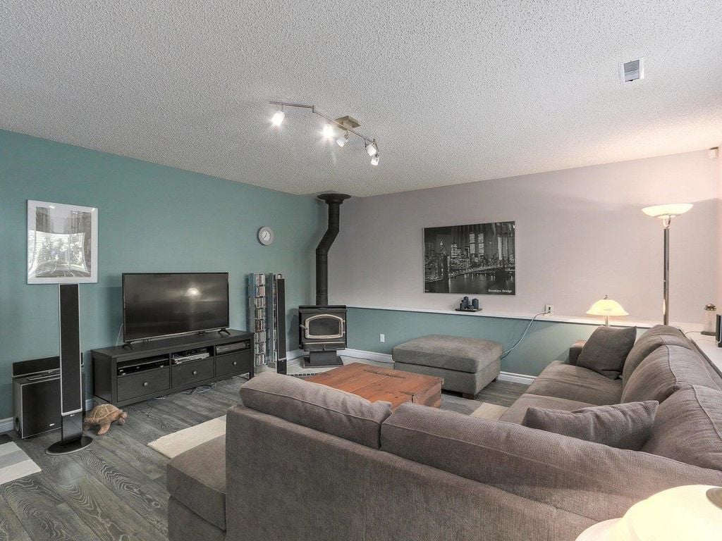 807 Porteau Pl