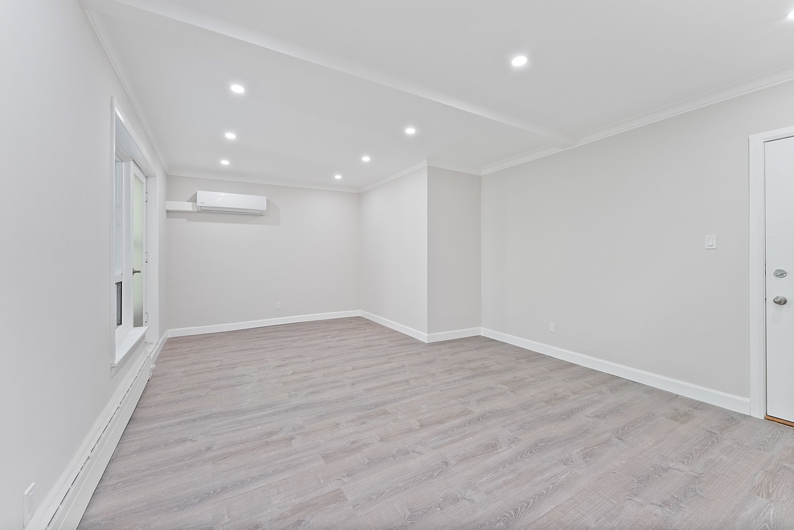 24 Shallmar Boulevard 311, Toronto C04 Unit: 311