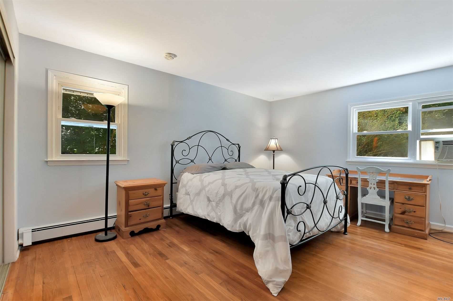 5 Cannon Ct, Huntington