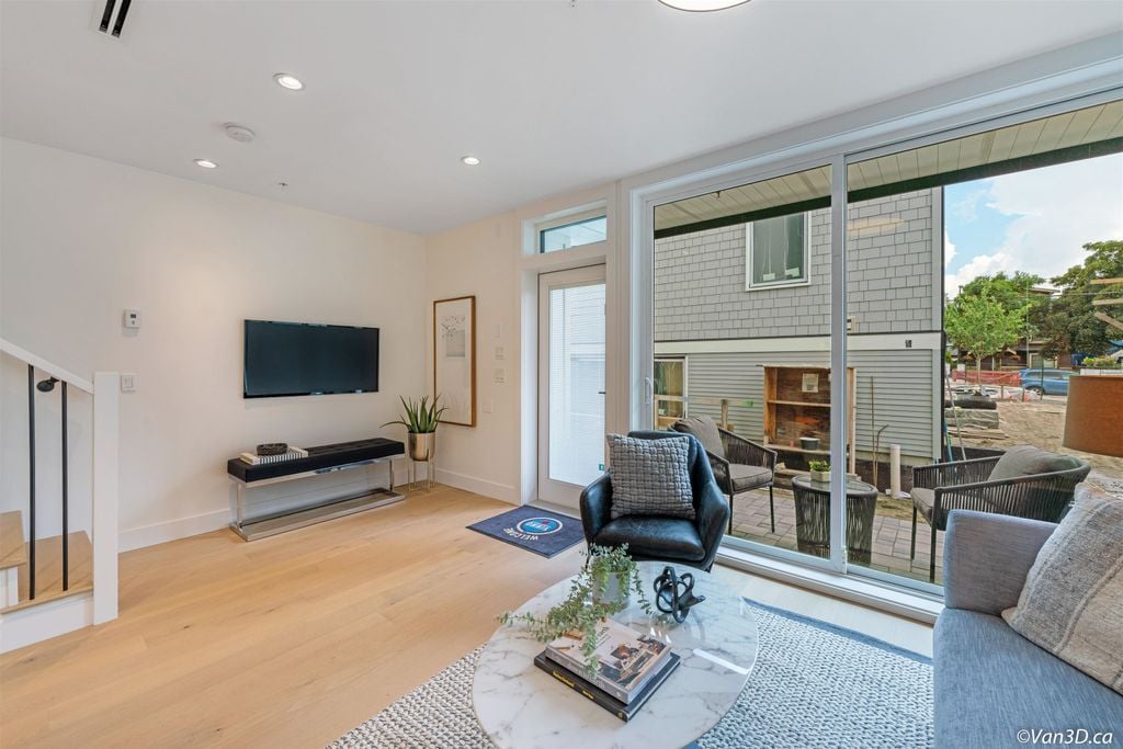 721 E 26 Ave
