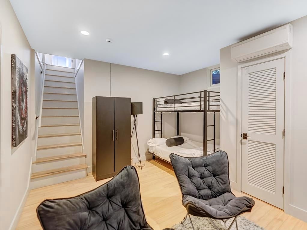 24 W St