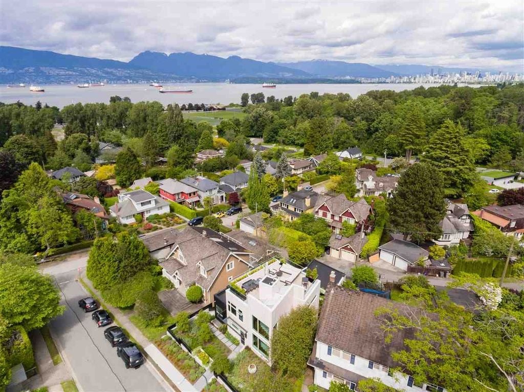 4385 Locarno Cres