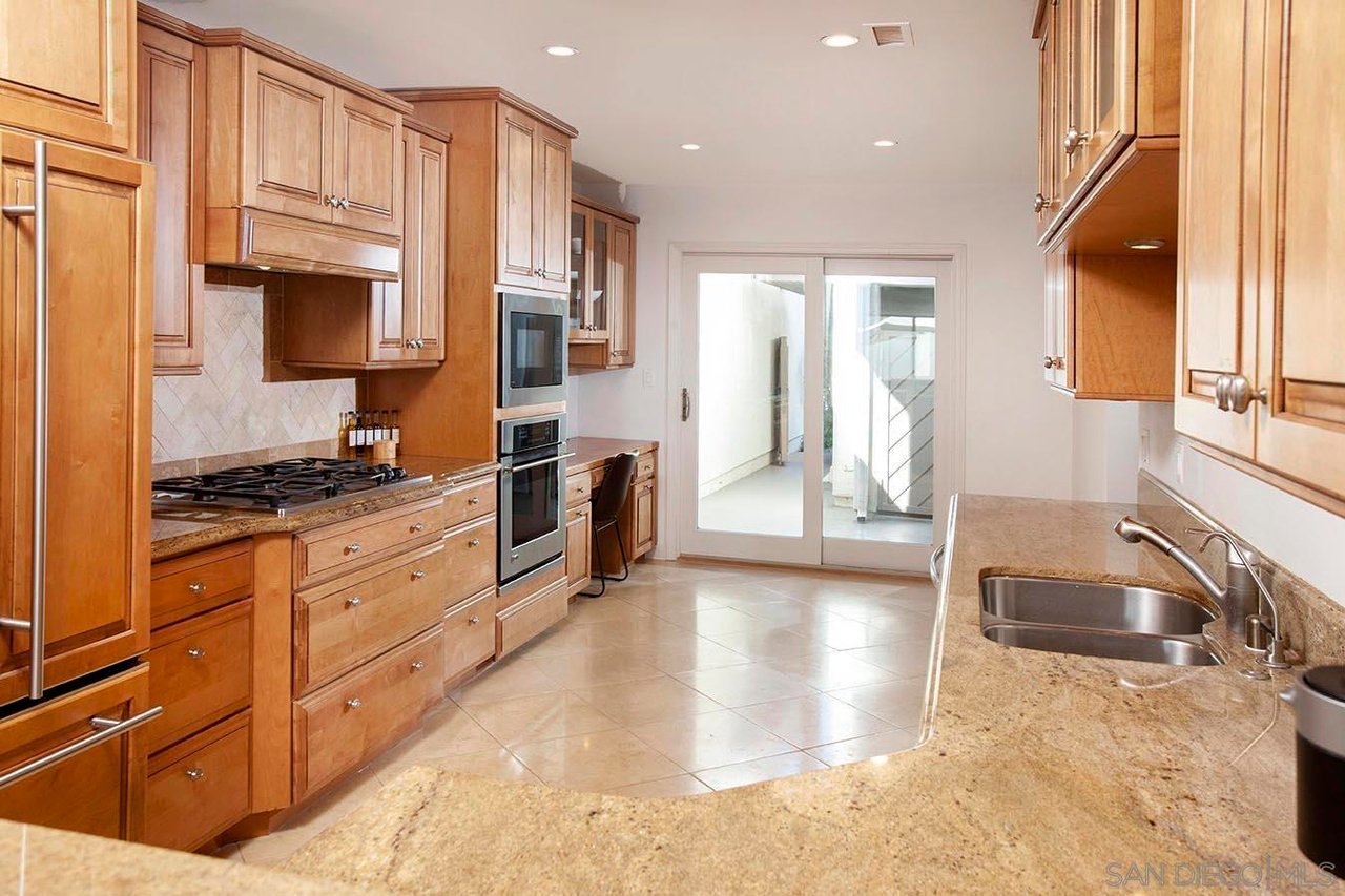 16045 Via De Las Palmas