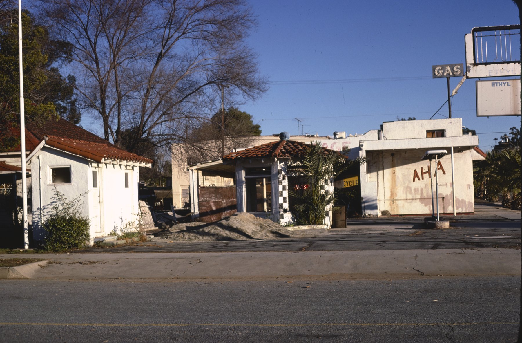 Historic Beaumont gas station photographed by John Margolies in 1977