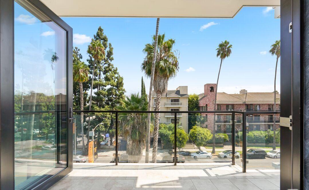 137 N Doheny Dr