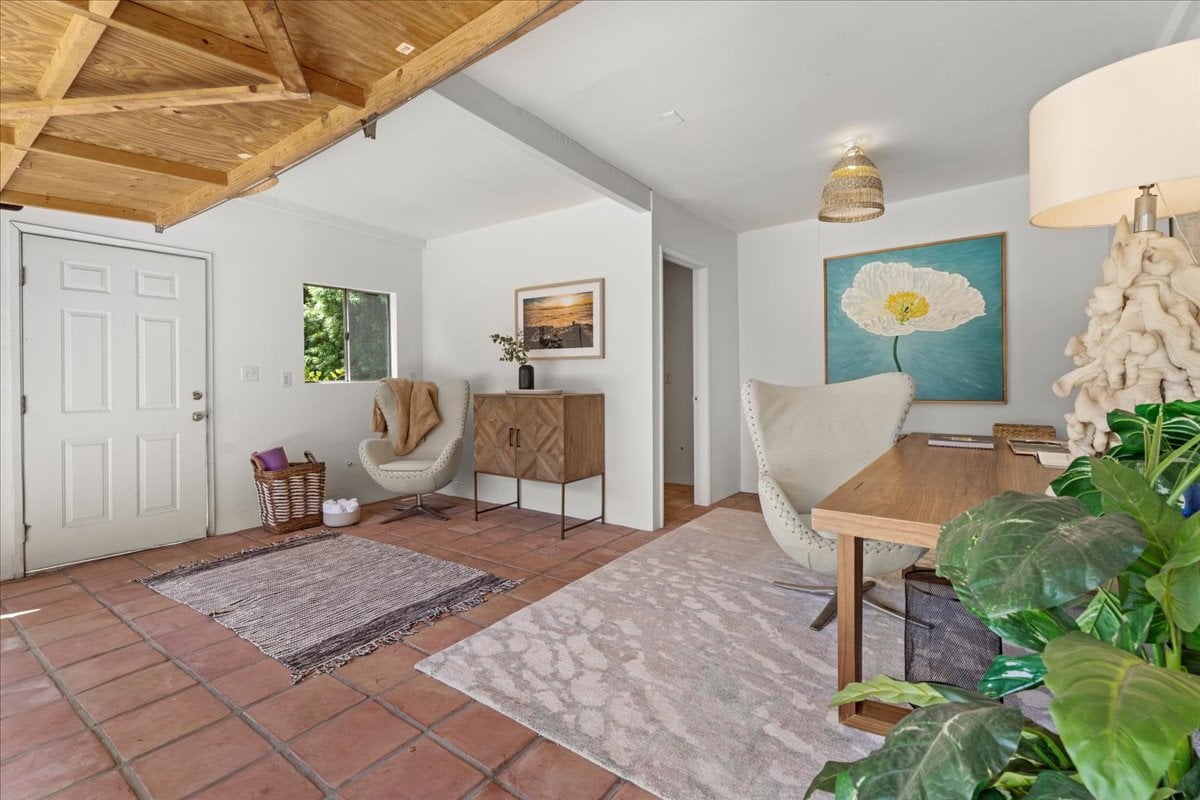 "Island living" in Studio City