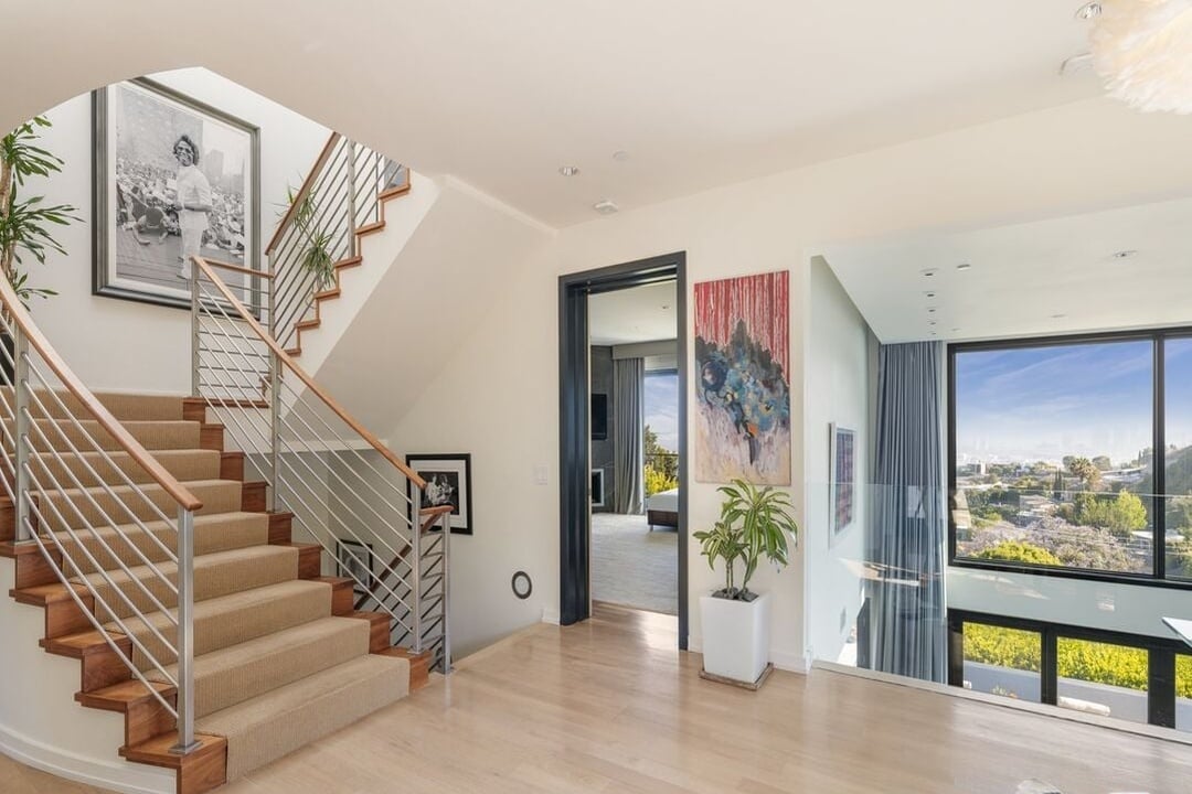 Aria Manor, Sunset Plaza Dr, 90069