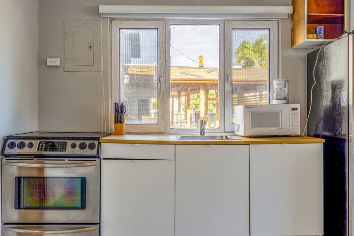 Beach House Apt 11 • Sleeps 4 • Kitchen + Sofa Bed - Airbnb