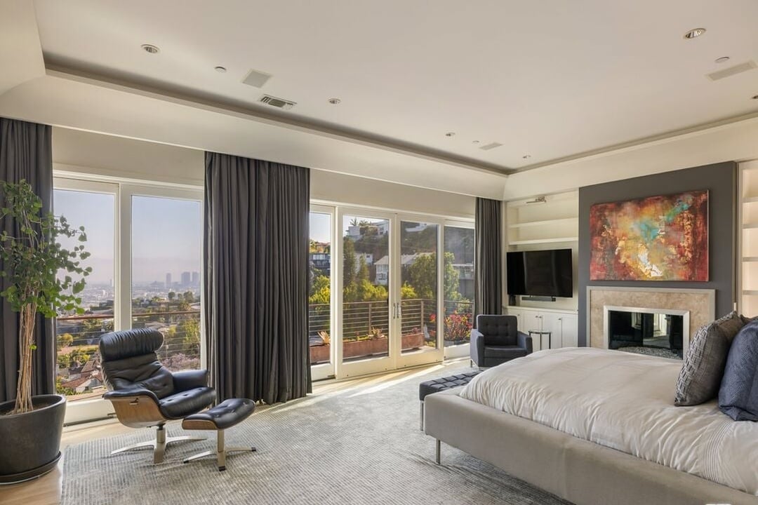 Aria Manor, Sunset Plaza Dr, 90069