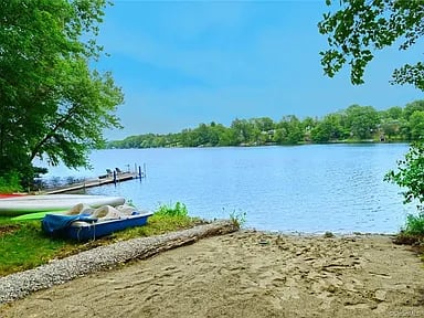 220 W Quasset Rd