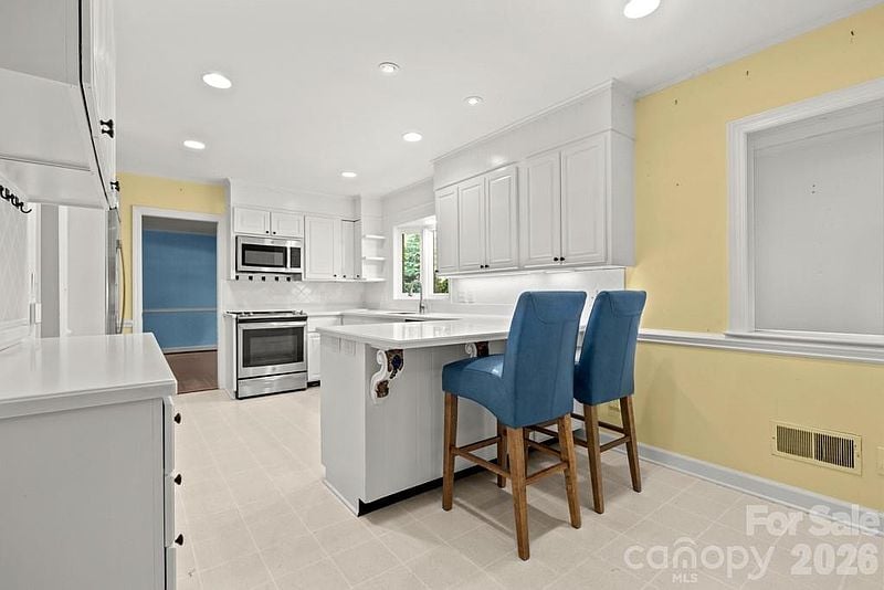 5335 Lansing Dr
