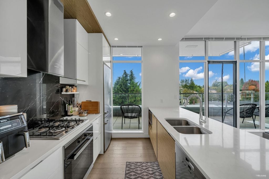 6733 Cambie St, #501