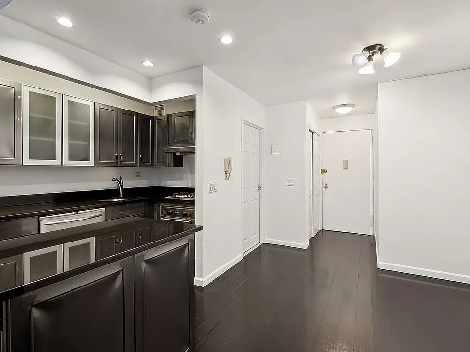 225 E 86th St, #302