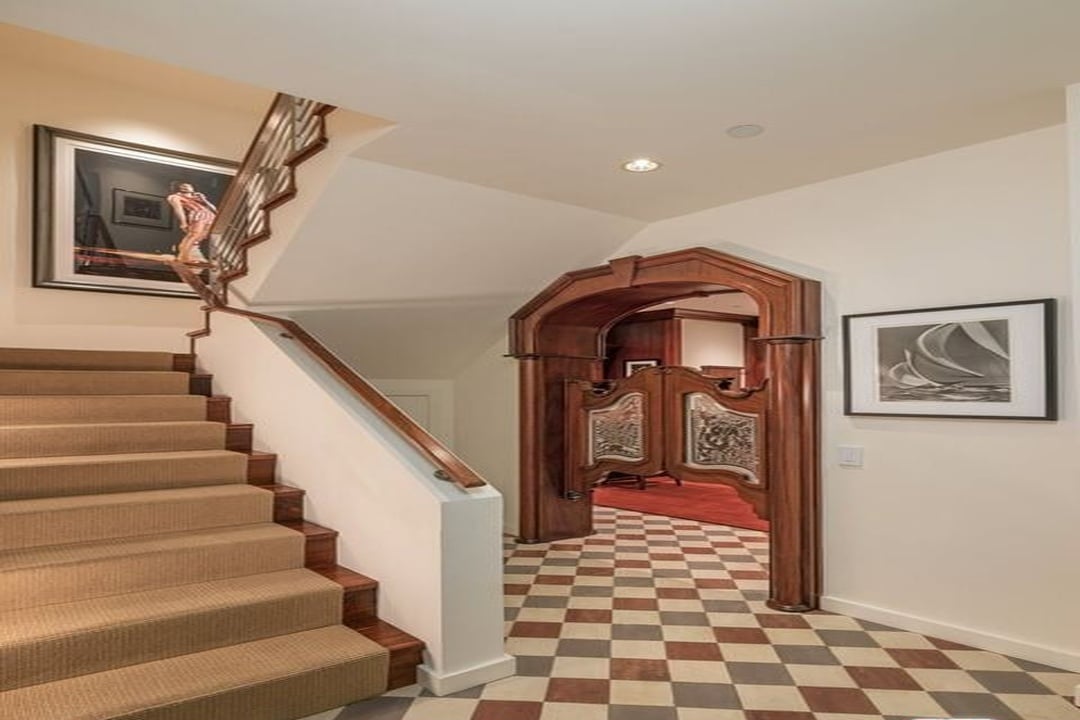 Aria Manor, Sunset Plaza Dr, 90069