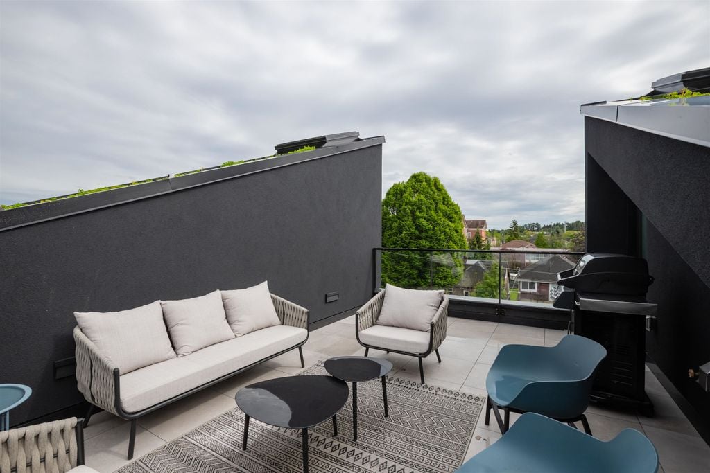 90 W King Edward Ave, #211