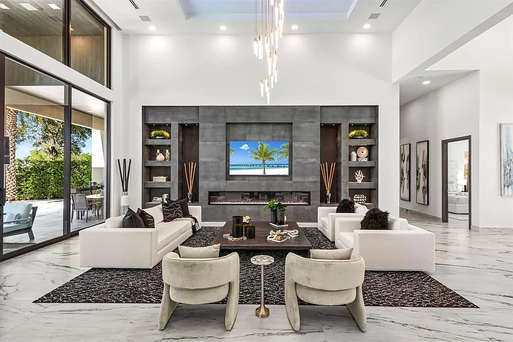 4041 Country Club Ln