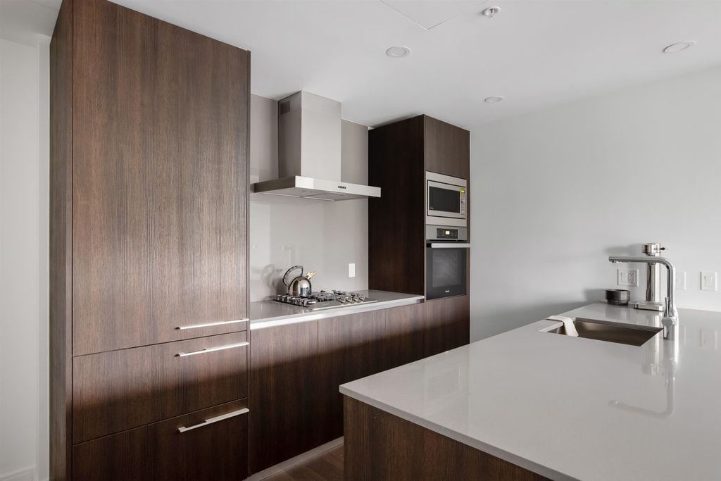 4908 Cambie St, #405