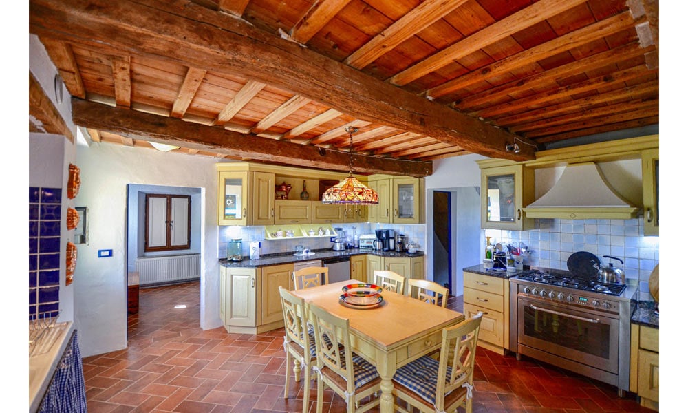 An Enviable Country Retreat With Panoramic Views in Colmurano, Le Marche
