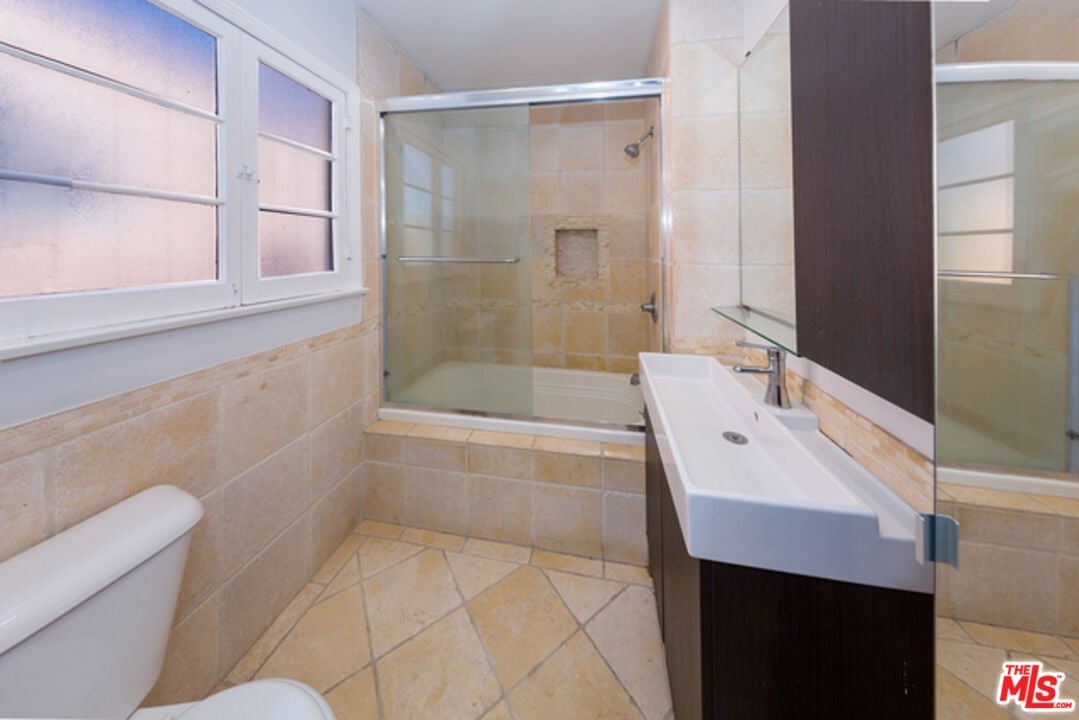 1131 S La Peer Dr