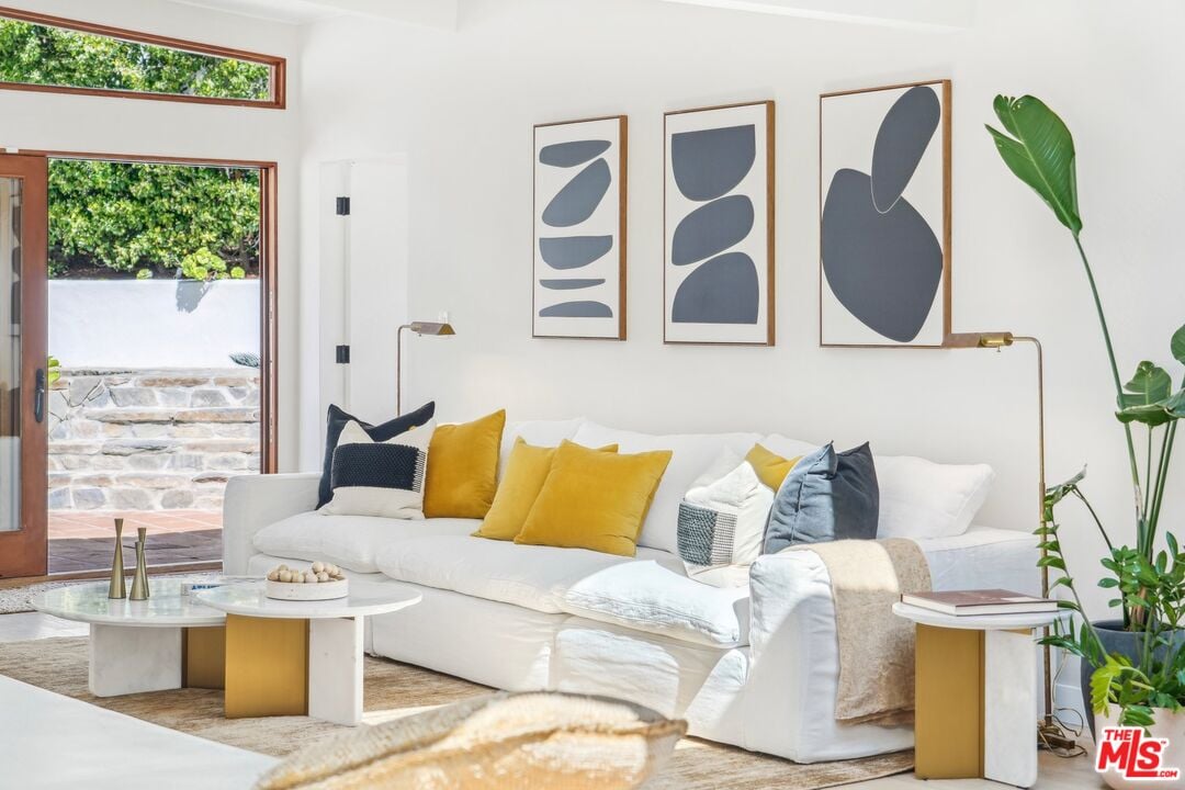 Sunset Crest Dr, 90046