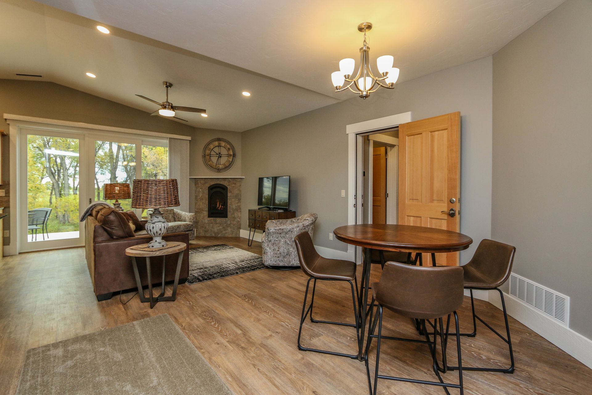 15 Creekside Ln